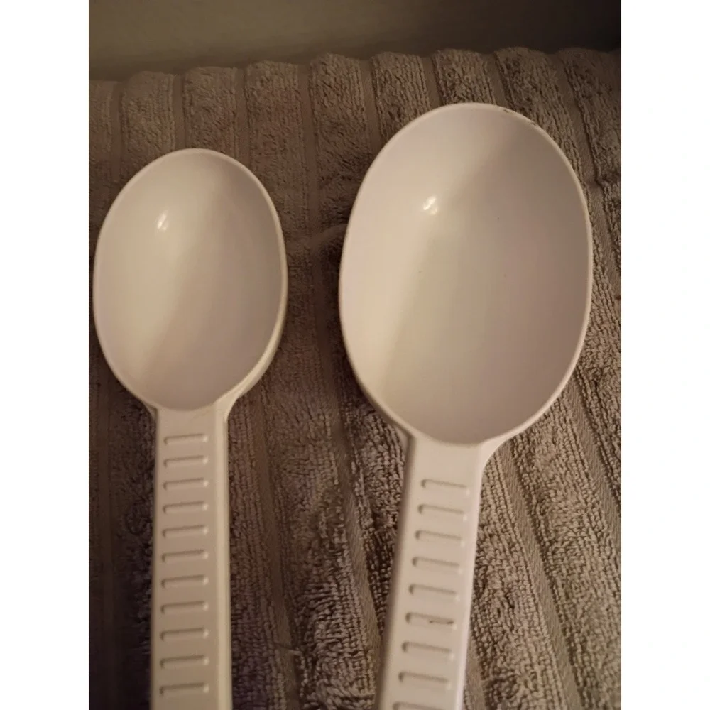 Weight Watchers White Plastic Long Handle Measuring Spoons Set 1/2 Cup and 1 Cup